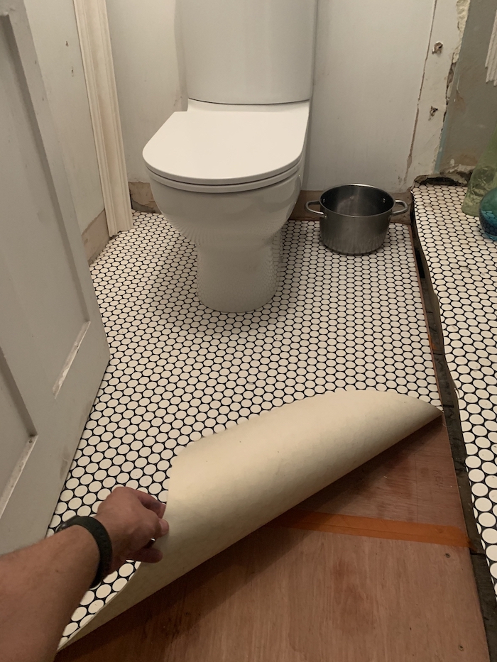 Laying the lino flooring